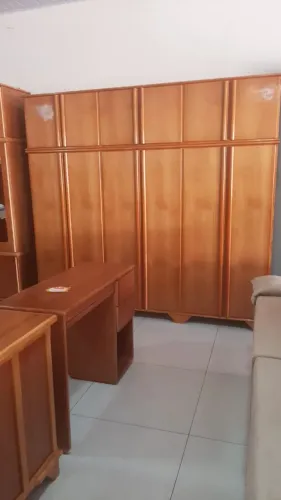 Guarda roupa de madeira 
