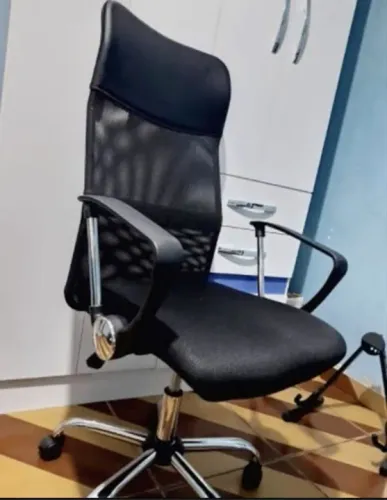 Cadeira de escritório giratoria preta