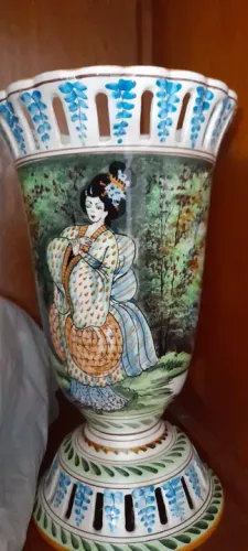 Vaso de cerâmica antigo com pintura de dama japonesa
