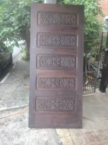 Porta de madeira maciça talhada