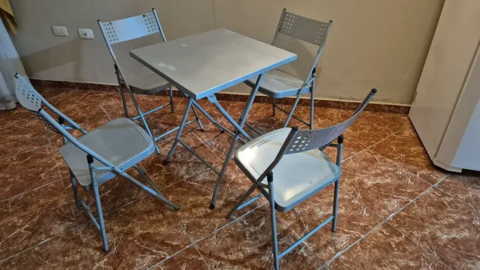 Conjunto Mesa e 4 cadeiras de metal dobráveis