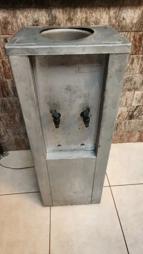 Estrutura metálica de bebedouro