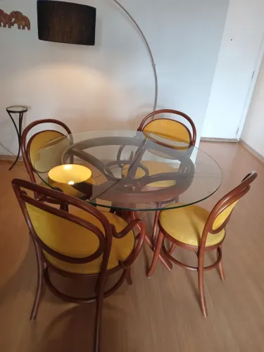 Mesa Thonart redonda tampo de vidro com 2 cadeiras e 2 poltronas decoração arquitetos