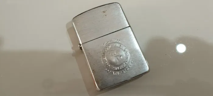 Isqueiro Admiral edição de 20 anos (1943-1963) do Banco da América 