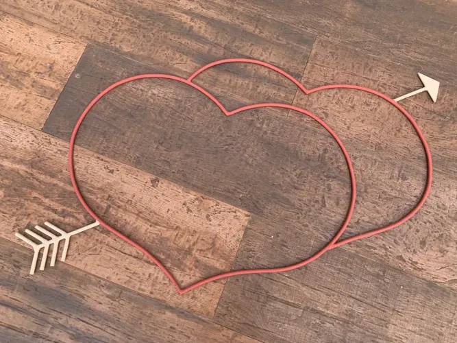 Decoração de Parede: Corações com Flechas - Amor no Ar!