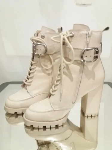 BOTA AREZZO TRATORADA. BEGE COM FIVELA E SALTO. LINDÍSSIMA!