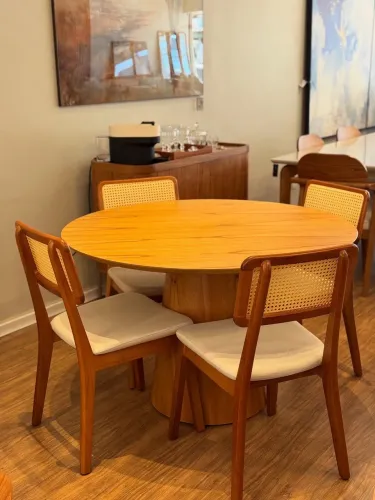 Mesa de jantar 1.10x1.10 com 4 cadeiras