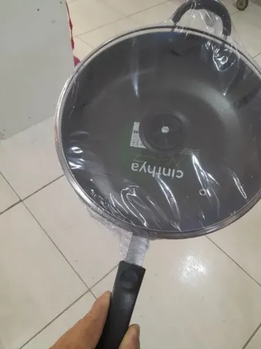 Frigideira grande antiaderente 