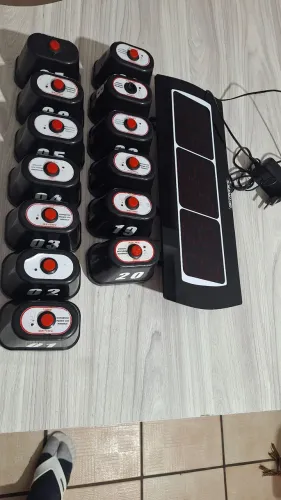 Garson eletrônico com botões 