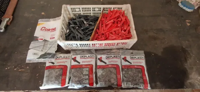 Kit Nivelador de Piso: OFERTA! 200 Clips Novos (2mm) + Lote de Cunhas