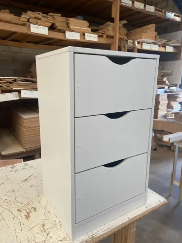 Criado mudo com 3 gavetas 