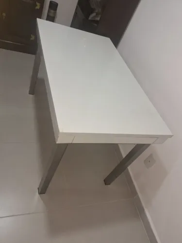 Mesa branca com pernas em alumínio escovado