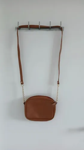 Bolsa de Ombro Marrom com Detalhes em Corrente