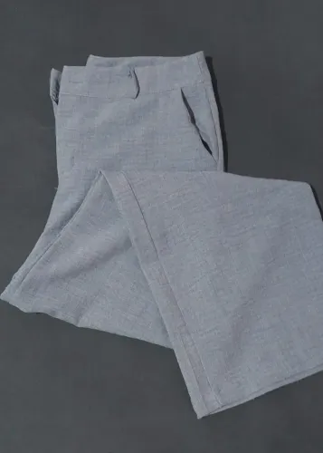 Calça social azul claro, elegante e em ótimo estado