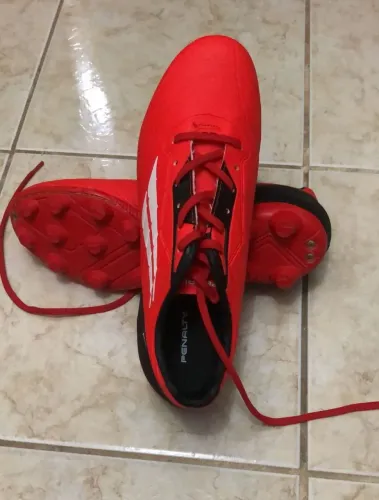 Chuteira Penalty Vermelha