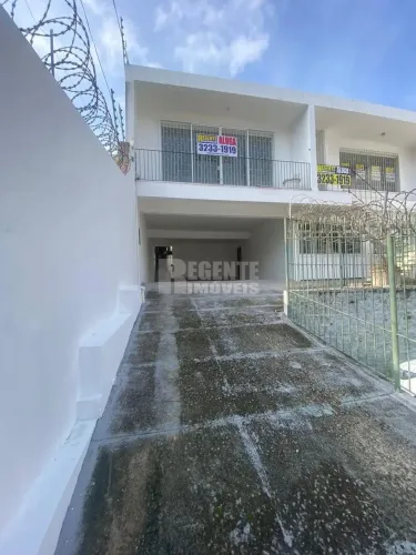 Excelente casa comercial para locação no bairro Capoeiras!