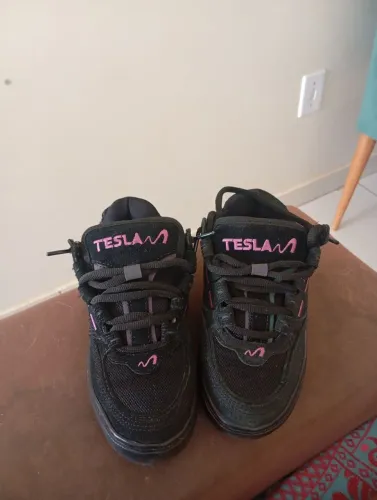 Tênis feminino teslam
