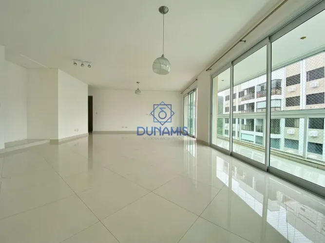 Apartamento reformado e amplo à venda Praia das Pitangueiras - Guarujá SP