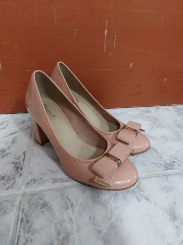 Sapatos de salto rosa com laço