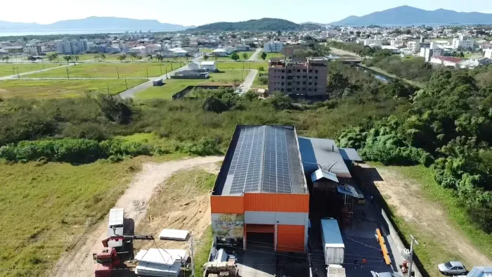 Alugo galpão com terreno para estacionamento ou só galpão 