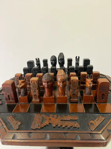 Mesa de Xadrez em Madeira Nobre - Esculpida à Mão