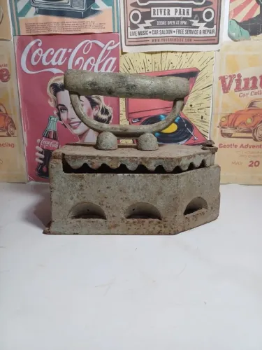Ferro de engomar antigo com defeito