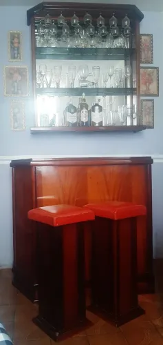Lindo Bar de Parede com Balcão e Banquetas de Madeira