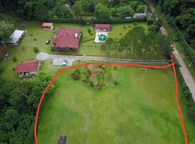 Terreno 100 % plano, com 3 mil m² dentro de condomínio em Albuquerque - Teresópolis/RJ.
