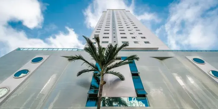 Apartamento mobiliado no Ed. Porto da Barra! (1 suíte + 2 demi)!