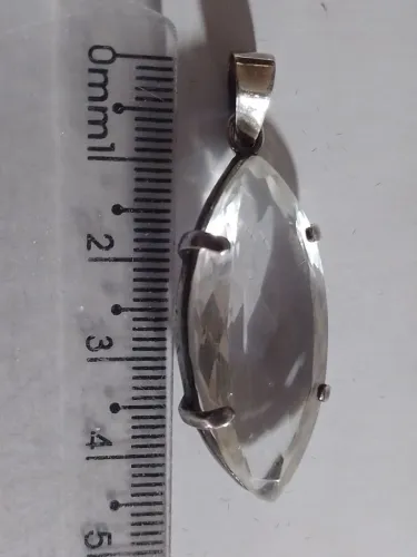Pingente de CRISTAL NATURAL facetado é uma PEDRA DE AMPLIAÇÃO de ENERGIA, PURIFICAÇÃO.