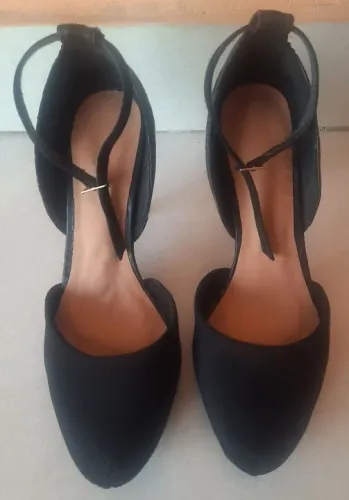 Salto Agulha Preto Elegante - Tamanho 36