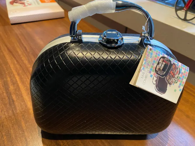 Bolsa com maquiagem nova 