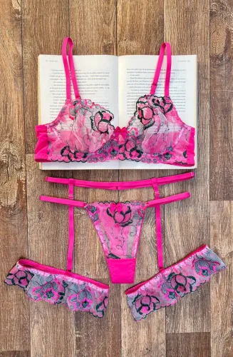 Lingerie renda com cinta liga
