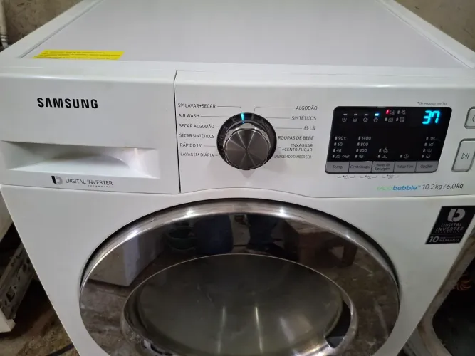 Lava e seca 220v pouco tempo de uso semi nova