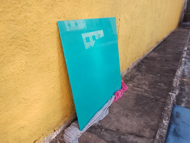 Mesa de vidro verde, faltando apenas o suporte