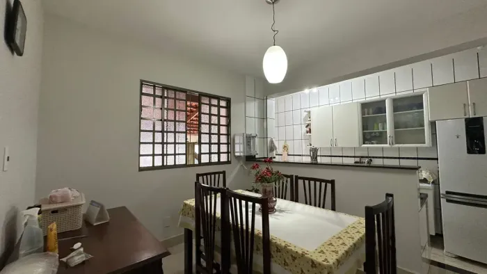 Ótima casa - 100 m. da UFU - 250,00 m2 construção - - Santa Monica - 03 q(01 suite) -