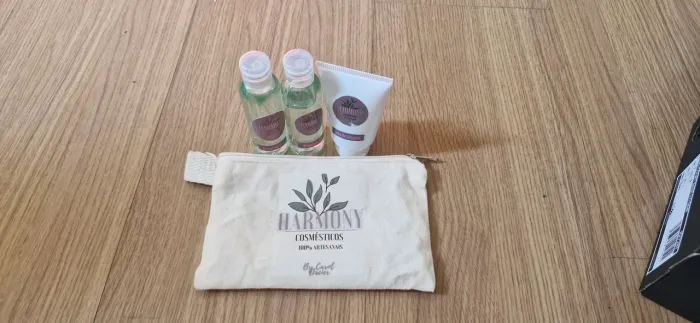 Kit 2 álcool em gel, creme para mãos e necessaire