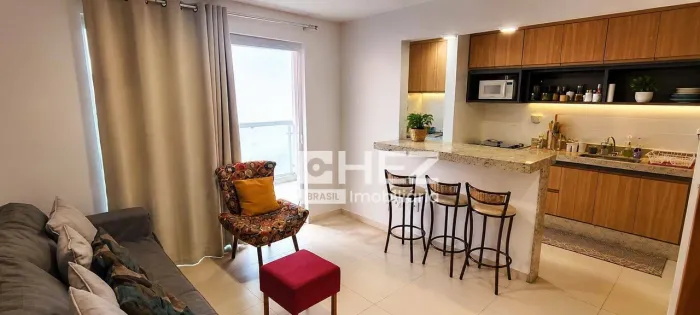 Apartamento Mobiliado com Varanda em L e Excelente Localização