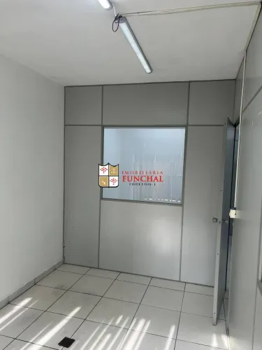 ALUGO SALA COMERCIAL PREDIO OTIMA LOCALIZAÇÃO COM ESTACIONAMENTO SOB ESPAÇO