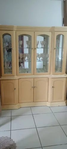Cristaleira com portas e prateleiras de vidro