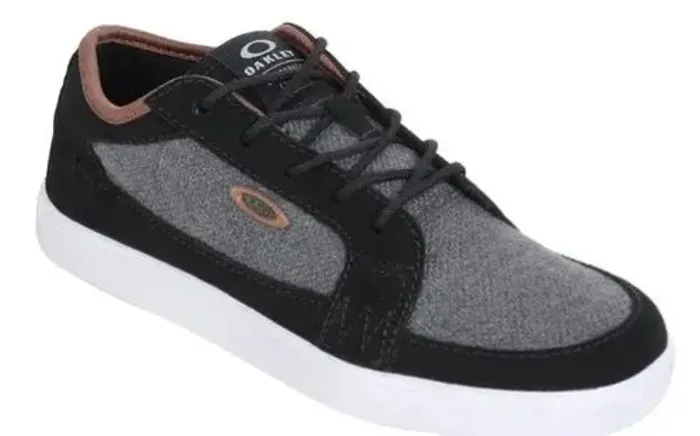 Tênis Oakley, na cor preta e cinza 44 seminovo