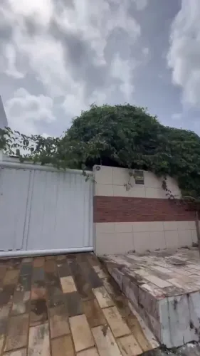 José Américo - Alugo casa ampla, com localização excelente.