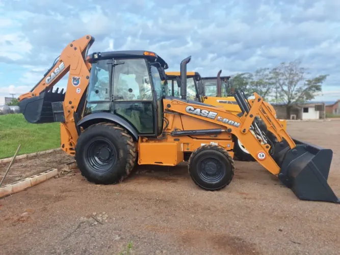 Retro escavadeira case 4x4 2014