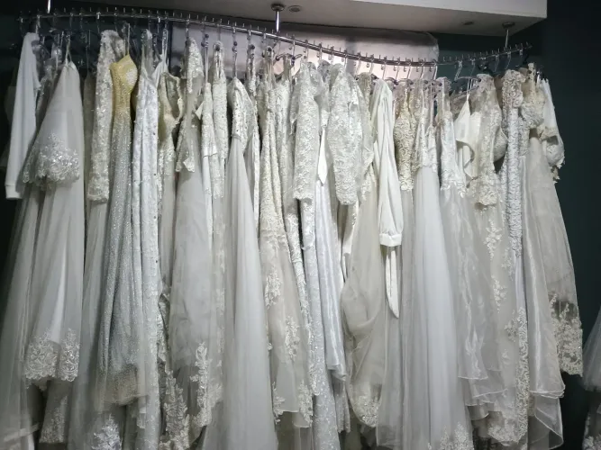 Vestidos de noivas e festas.