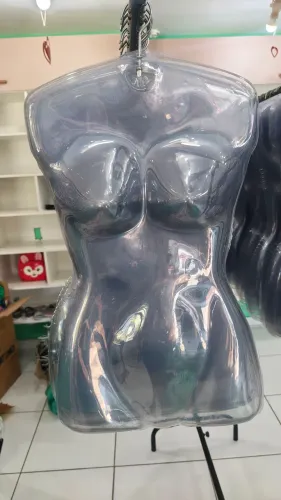 Cabide silhueta feminina transparente