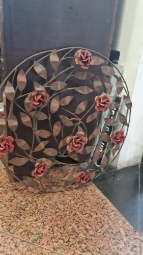 Antigo Adorno de parede em ferro, com decoração em flores vermelhas e folhas 70 cm