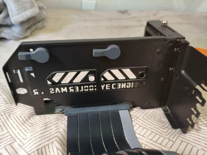 Suporte Vertical Cooler Master MasterAccessory V3 + Cabo Riser PCIe 4.0 - Excelente Estado