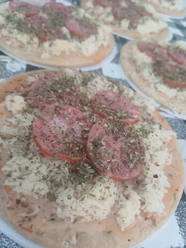 Vendo pizza brotinho e mini pizza, pre assada . Para revenda ou para seu evento 