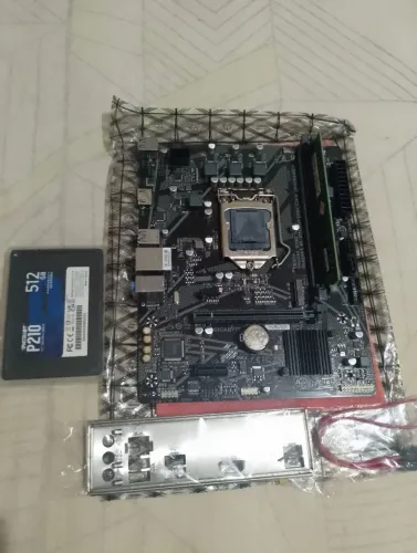Kit placa mãe 10° geração gigabyte, memória 8gb 3200mhz, SSD 512 leia a descrição