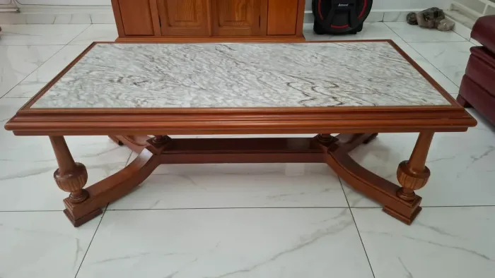 Mesa de centro maçiça com mármore super conservada <br>1,20m<br>60 cm<br>Valor: 1.500